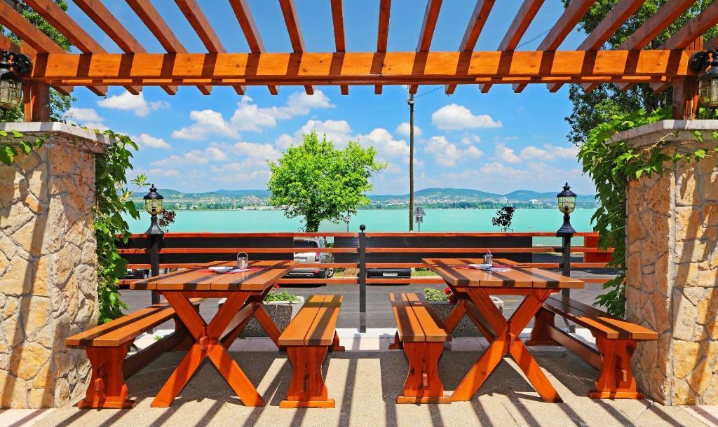 Lepke Apartmanház és Étterem Tihany Exterior foto